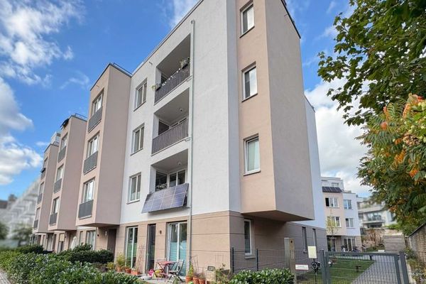 Per direct beschikbaar – modern nieuwbouwwooncomfort met vijf kamers, twee balkons & ondergrondse garage