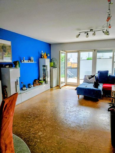 Modernisiertes Reihenmittelhaus mit Garten, Sauna und Photovoltaikanlage – Wohnzimmer EG