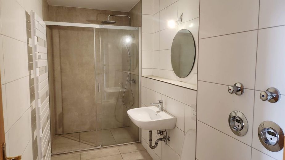 Gemütliche, helle 6-Raum-Wohnung mit Fernblick & modernem Bad auf dem schönen Kaßberg – Bad