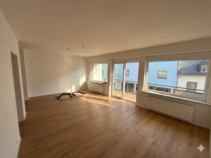 Wohnung: 130 m² (zwei Bäder) + 40m² Speicher | Balkon & Garage – Foto 4