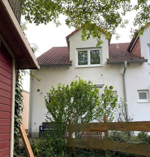 Reihenendhaus mit Keller, Garten, Pelletofen, 2 Stellplätzen & Gartenhaus – 55270 Jugenheim – privat – Frontansicht