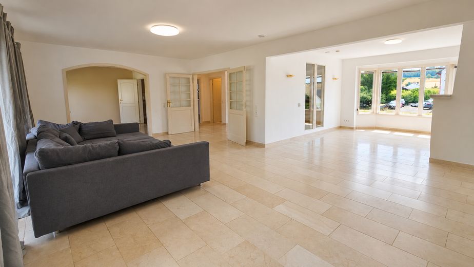 Exklusives Landhaus mit 255 m² Wohnfläche auf 1.600 m² Traumgrundstück im Taunus – Wohnzimmer