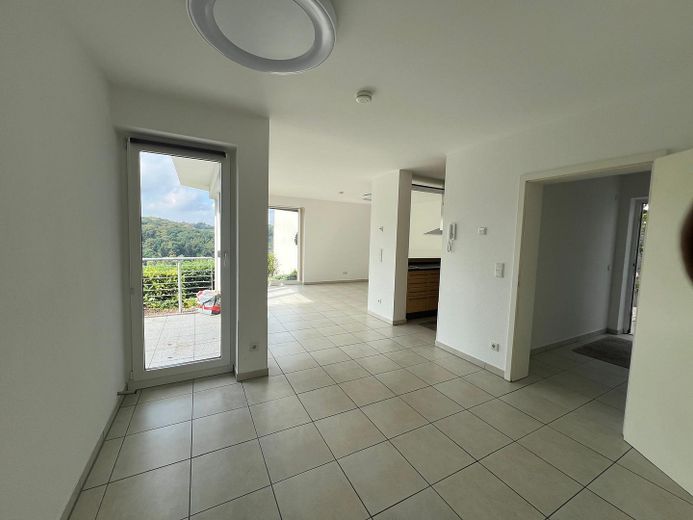 Esclusivo appartamento con terrazza, vista incantevole sul verde, ampie vetrate e garage – Foto 12