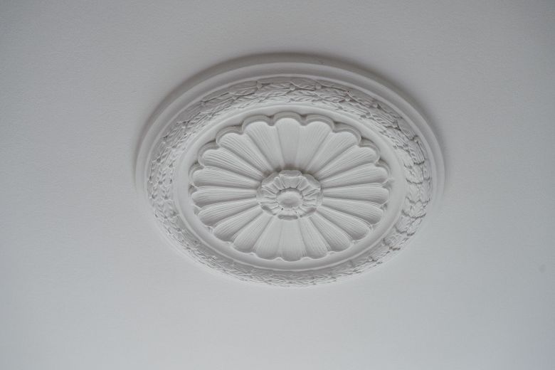 Bellissimo appartamento d'epoca in Ulmenstraße presso Stadtpark - da privato – Stuckrosette im Bad