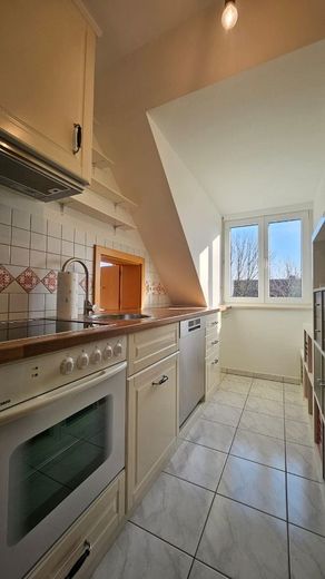 Helle 2-Zimmer-Dachgeschosswohnung mit Galerie und Balkon in ruhiger Lage in Hallbergmoos – Küche