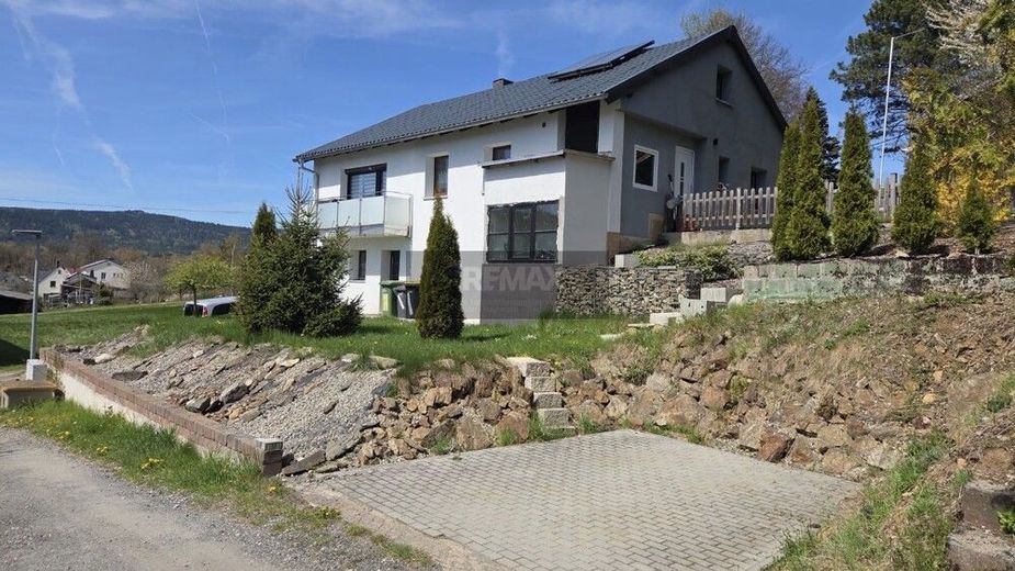 Modernisiertes
Einfamilienhaus mit Wärmepumpe, PV, Garage, Stellplätze und  Einliegerwohnung – Bild 1