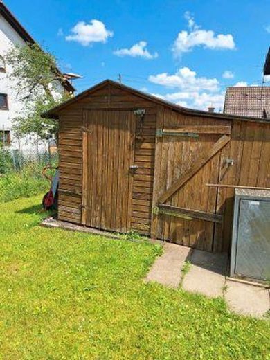 Gartenhütte mit Holzlager