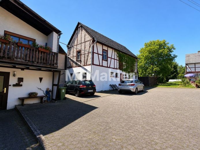 Casa con 7 locali e ampio giardino, incl. due piccoli edifici accessori – Foto 1