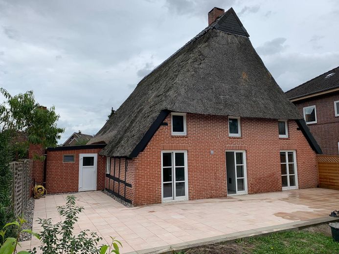 منزل جميل للغاية بهيكل خشبي وسقف من القش في موقع ممتاز في تيدينغهاوزن – Rückansicht mit Terrasse