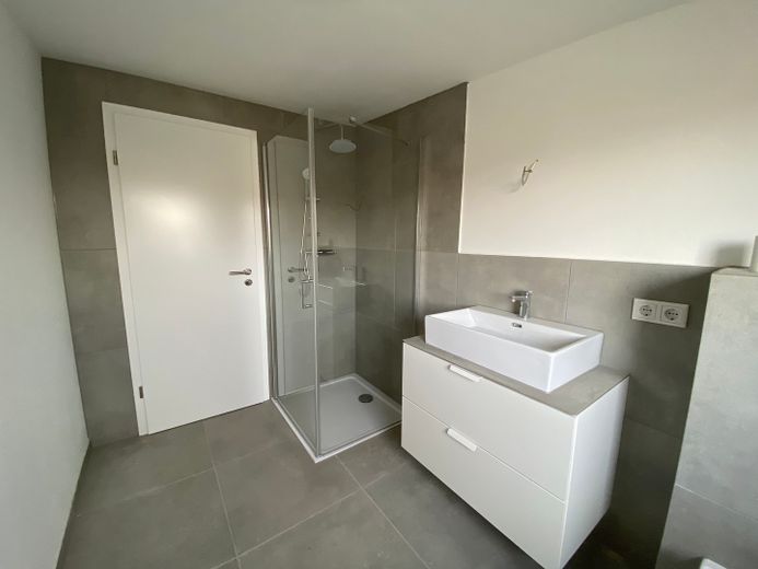 Wohnung über 2 Etagen mit Balkon, WG geeignet, 4-Zimmer, Maisonette, Nähe Bahnhof – Badezimmer oben