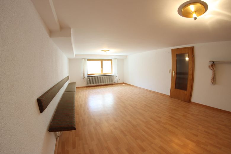 Idealny na czas emerytury: parterowy, wolnostojący dom jednorodzinny o powierzchni 100+90m² na działce o powierzchni 387 m² (kupno) – KG: Partyraum