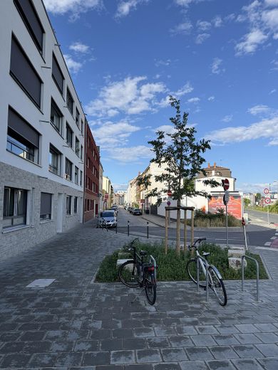 Lichtdurchflutete Neubau 3,5-Zimmer Maisonettewohnung: Loft-Charakter in zentraler Lage – Außenansicht Neubaukomplex