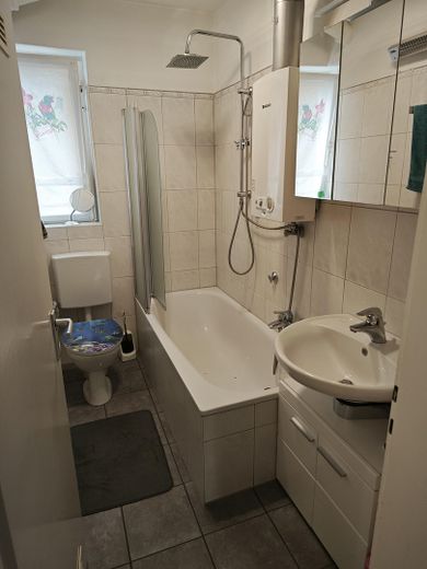 Zentrum Neu-Ulm: Klimatisierte 3-Zimmer-Wohnung mit 2 Balkonen (74 m²) Provisionsfrei! – Bad / WC