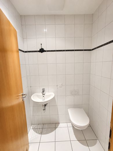 Amplio apartamento de 3 habitaciones con 140 m², terraza en la azotea y mucho espacio en Bad Ems – Gäste WC