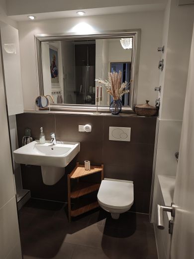 Badezimmer mit Dusche und Bade