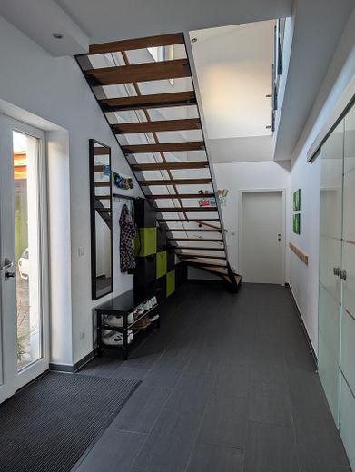 Architektenhaus (KfW 40)+ Extra Wohngebäude + Solar + Teich + Sauna – Flur mit offener Treppe