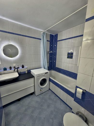 Yeni yenilenmiş 3 odalı kat mülkiyetli daire, 75 m², 7. kat, balkonlu, tamamen mobilyalı, 145.950 € – Bad mit Wanne