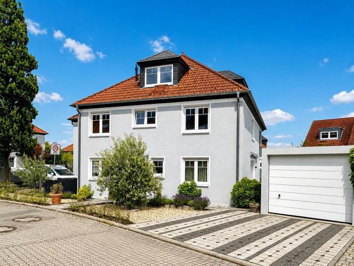 DE PARTICULIER À PARTICULIER : villa de ville de 207 m² avec jardin d’hiver – sans commission – Großzügig. Schon von außen.