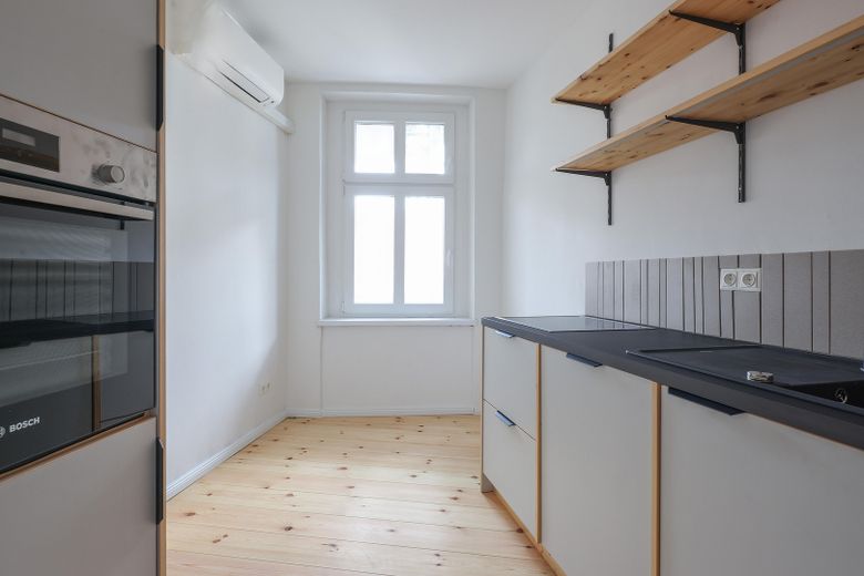 Kernsanierte Altbauwohnung mit Balkon am Schäfersee – Küche