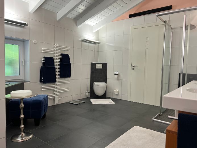 Villa in Südlage mit Weitblick - Provisionsfrei! – Badezimmer