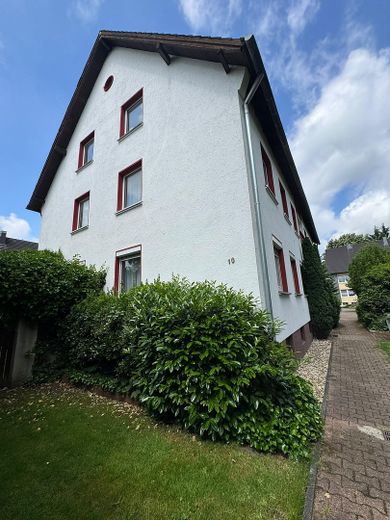 Attraente appartamento di 3 locali appena ristrutturato in un condominio ben tenuto – gepflegtes Mehrfamilienhaus