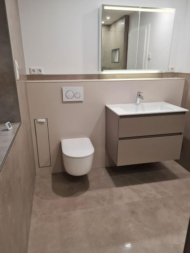 **Neubau Erstbezug, Traumhafte und moderne 4-ZIMMER EG.-Maisonette Whg. in Bischofsheim** – Badezimmer