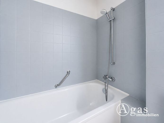 Appartamento tranquillo e libero di 1 stanza con balcone a Wilmersdorf in vendita – Badezimmer Ansicht 1
