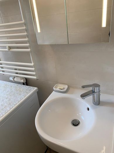 Möblierte 2-Zimmer-Wohnung mit Balkon und Aufzug – bezugsfrei & provisionsfrei – Waschtisch im Badezimmer