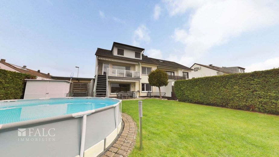 Großzügiges Einfamilienhaus mit Garten, Pool und flexiblen Nutzungsmöglichkeiten in ruhiger Wohnlage – Rückansicht