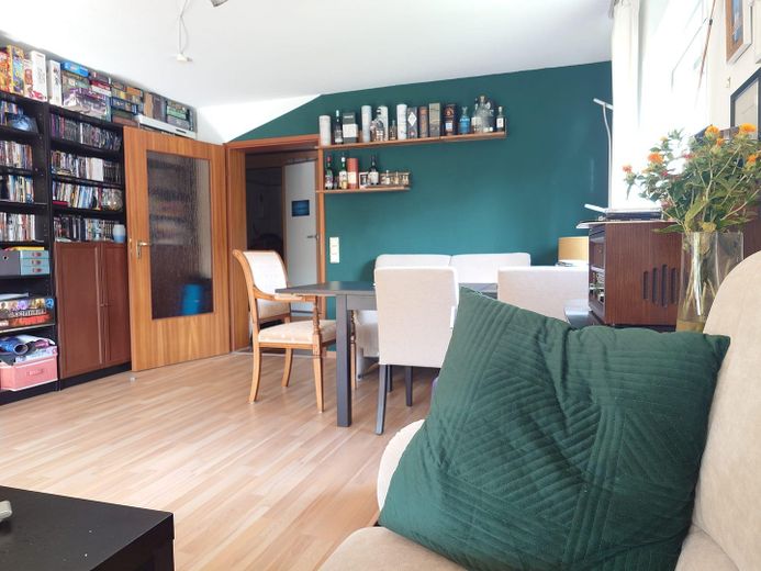 3,5 Zimmer Wohnung, hell, gut geschnitten mit 2 Balkonen und TG – Wohnzimmer