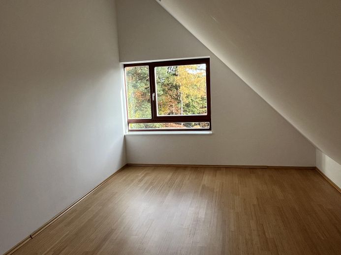 3 Zimmer lichtdurchflutete DG-Wohnung Inmitten von München-Waldtrudering – Schlafzimmer