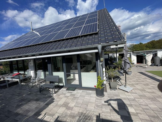 KfW40 Einfamilienhaus, 9Kw-PV-Anlage, Wärmepumpe LWZ 304 Sol – Ansicht - SW