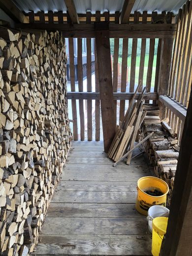 Einfamilienhaus mit Garten und eigenem Bachzugang !! – Holzlege im EG