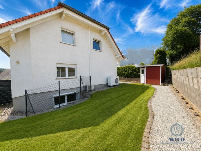 Ein Zuhause mit Zukunft - wertbewusst renoviert, nachhaltig gedacht, in Püttlingen gelegen. – Rückansicht