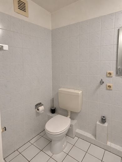 Gemütliche 2-Zimmer-Dachgeschosswohnung mit Balkon und Einbauküche in ruhiger Lage – Foto 5