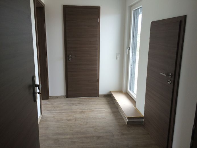 Lichtdurchflutete und neu gebaute 2-Zimmer Wohnung mit Terrasse und EBK, ohne Courtage - Nr. 15 – Flur