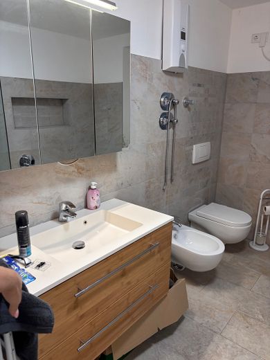 mooie woning met kantoor/opslag, groot terras, veel groen, ecologisch geïsoleerd, lage gemeentelijke bedrijfsbelasting. SLECHTS 240% – Voll-Bad (WB,Bidet,Touilette)