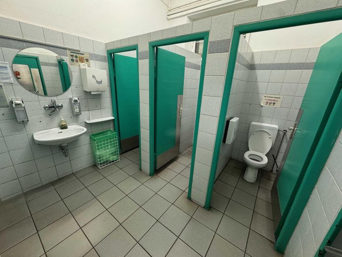 Großzügige Gewerbehalle für Lager, Produktion, Gewerbe – WC P
