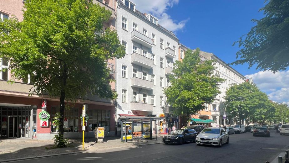 Helle möblierte 1-Zimmer-Wohnung mit Balkon im Herzen von Friedrichshain – Hausansicht