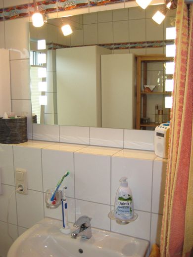 Helle 2 ZKB Wohnung, Balkon, Badezimmer mit Fenster, Einbauküche VB, Keller, Stellplatz – Badezimmer