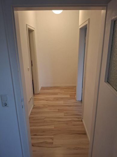 Gemütliche 2-Zimmer-Wohnung mit moderner Wohnküche & weißem Wannenbad – ruhig zum Innenhof – Flur