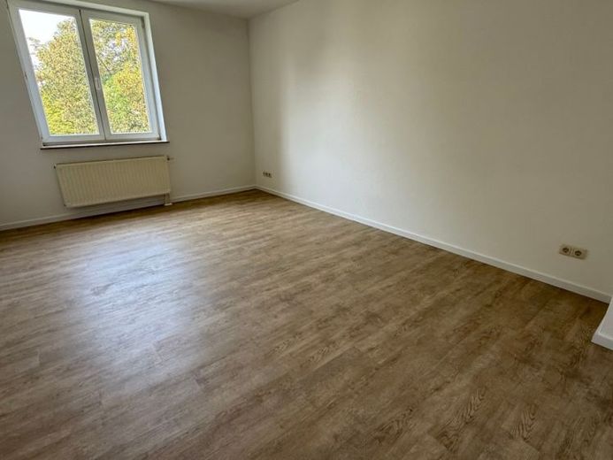 **2 odalı aydınlık daire, 2. katta / YENİ laminat (yeni fotoğraflar YAKINDA eklenecek) / WG için uygun** – Fotoğraf 1