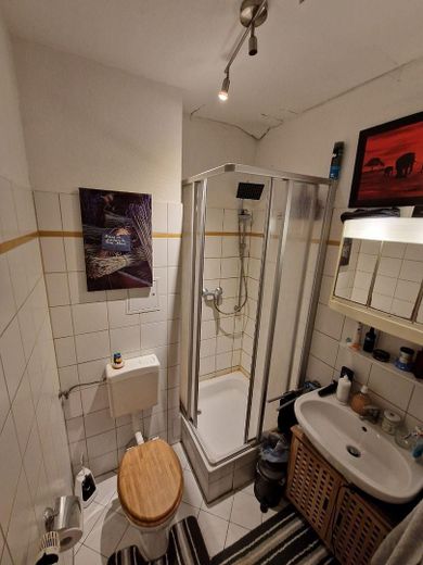 Beautiful 1-Room Apartment in the Paulusviertel Near the Water Tower – Badezimmer
