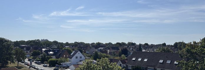 Frisch renovierte 3-Zimmer-Wohnung mit Deister-Blick, Balkon, Einbauküche & Fahrstuhl in Berenbostel – Ausblick vom  Balkon