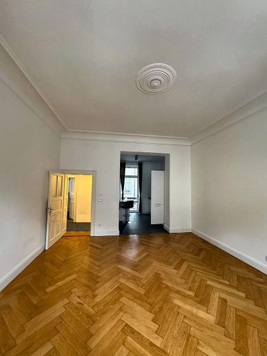 Schöne modernisierte Altbauwohnung im Herzen Schwabings - Teilmöbliert – Wohnzimmer
