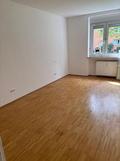 For rent to a shared apartment: 2-room apartment directly at the Flaucher! renovated, 3-room eat-in kitchen! – Foto 1