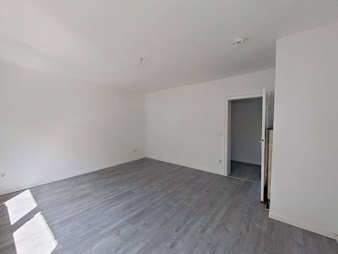 **FRISCH RENOVIERT** Helle 3-Zimmer-Wohnung mit BALKON und modernem Wannenbad – Ansicht III: Wohn- und Esszim…