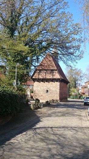 Blick vom Hof auf hist.Kapelle