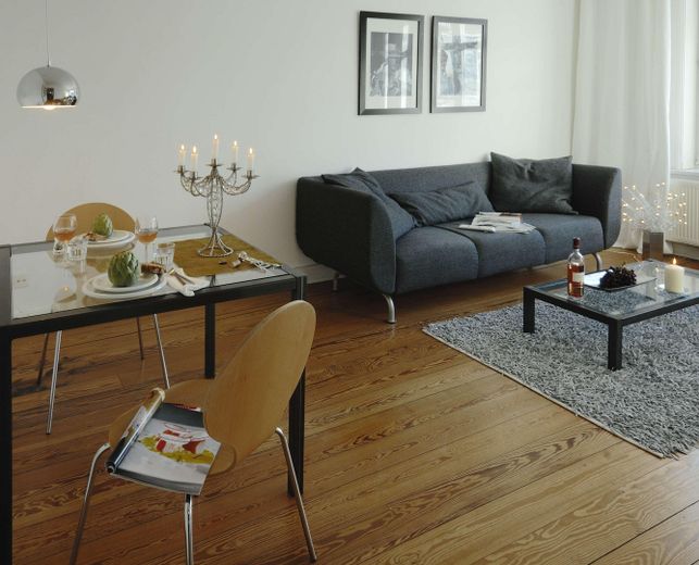 Appartement ancien de 2 pièces avec balcon – entièrement meublé, 57 m² à Winterhude, près du Stadtpark – Wohnzimmer 