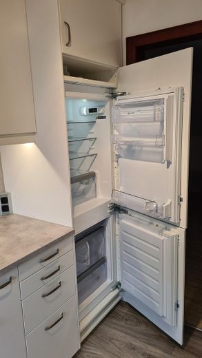 Luxuriöse 3-Zimmer Wohnung in Hoffnungsthal, edle Einbauküche mit Vollausstattung – Kühl-/Gefrierkombi Bauknecht